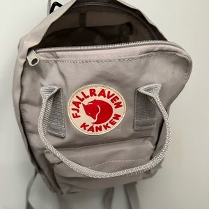FJALL RAVEN KANKEN mini backpack ivory/gray color